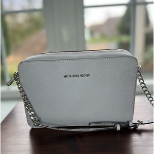 Michael Kors crossbody in dove grey